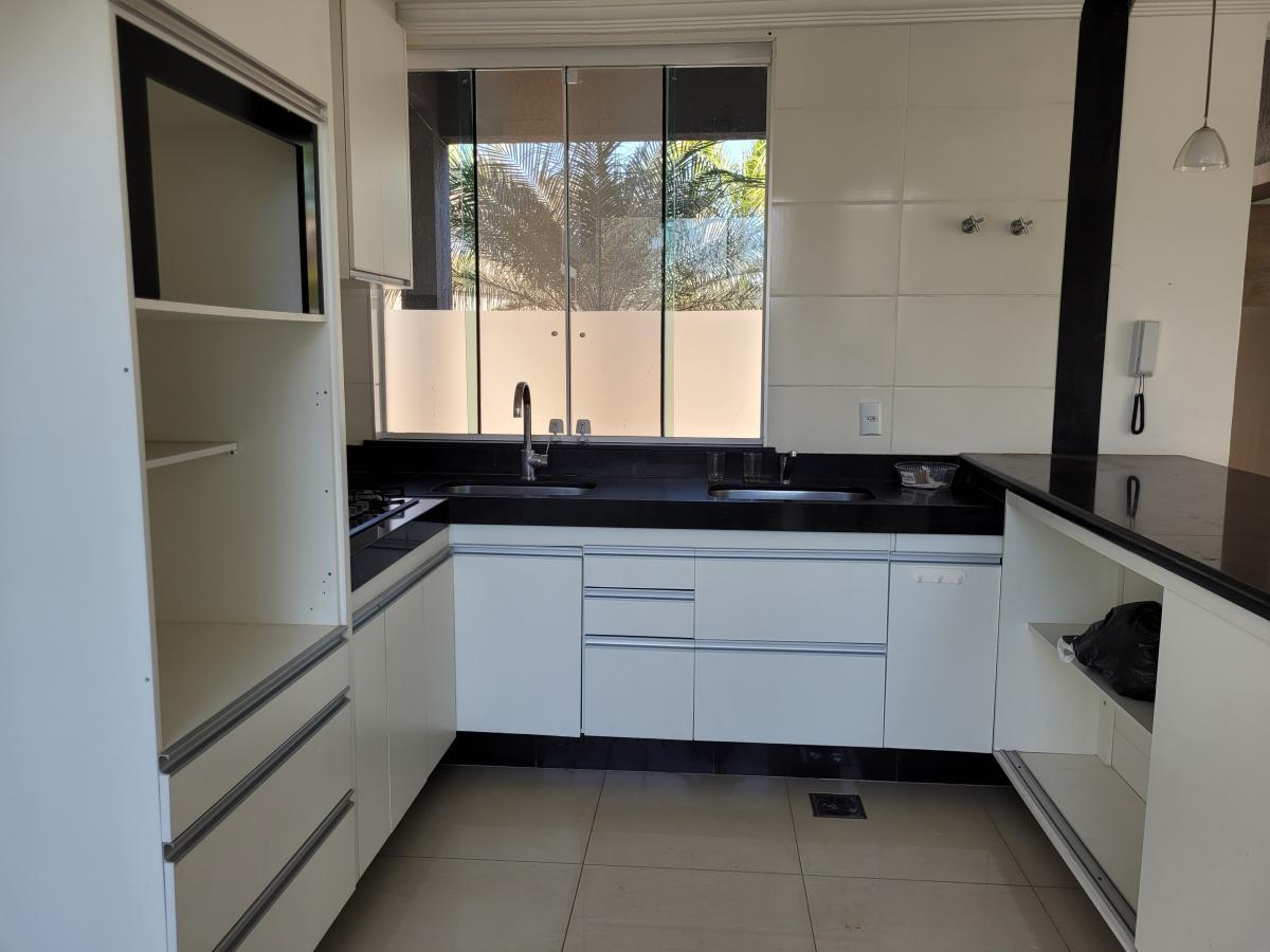 Casa de Condomínio para alugar com 4 quartos, 400m² - Foto 9